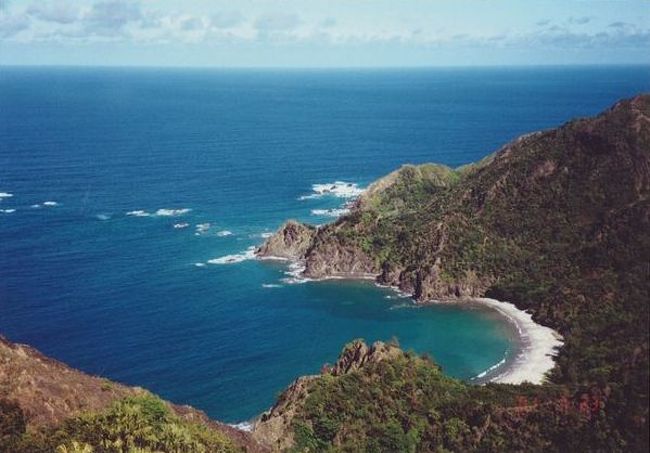 弾丸海外の旅、マニアックな国内の旅を好む私ですが、<br /><br />国内の離島も、かなり訪れています。<br /><br />今回は、2001年の夏期休暇に訪れた「小笠原諸島」。<br /><br />2011年に世界遺産に登録された離島をご紹介します。<br /><br /><br />★離島シリーズ<br /><br />中之島(2015)<br />http://4travel.jp/travelogue/11108796<br />宝島(2015)<br />http://4travel.jp/travelogue/11108467<br />渡鹿野島(2015)<br />http://4travel.jp/travelogue/11104558<br />軍艦島(2015)<br />http://4travel.jp/travelogue/11067774<br />座間味島(2014)<br />http://4travel.jp/travelogue/11012275<br />直島(2011)<br />http://4travel.jp/traveler/satorumo/album/10563266/<br />沖縄本島(2010)<br />http://4travel.jp/traveler/satorumo/album/10475825/<br />http://4travel.jp/traveler/satorumo/album/10474837/<br />http://4travel.jp/traveler/satorumo/album/10474238/<br />石垣島(2010)<br />http://4travel.jp/traveler/satorumo/album/10474600/<br />舳倉島(2009)<br />http://4travel.jp/traveler/satorumo/album/10421387/<br />的山大島(2008)<br />http://4travel.jp/traveler/satorumo/album/10433086/<br />見島(2008)<br />http://4travel.jp/traveler/satorumo/album/10434165/<br />田代島(2008)<br />http://4travel.jp/traveler/satorumo/album/10438629/<br />神島&答志島(2007)<br />http://4travel.jp/traveler/satorumo/album/10450551/<br />小豆島(2006)<br />http://4travel.jp/traveler/satorumo/album/10470626/<br />池島(2006)<br />http://4travel.jp/traveler/satorumo/album/10471632/<br />沖縄本島(2006)<br />http://4travel.jp/traveler/satorumo/album/10470372/<br />北大東島&南大東島(2006)<br />http://4travel.jp/traveler/satorumo/album/10469581/<br />奄美大島(2002)<br />http://4travel.jp/traveler/satorumo/album/10622392/<br />父島(2001)<br />http://4travel.jp/traveler/satorumo/album/10573810/<br />与論島(2001)<br />http://4travel.jp/traveler/satorumo/album/10574236/<br />沖永良部島(2001)<br />http://4travel.jp/traveler/satorumo/album/10574247/<br />久米島(2001)<br />http://4travel.jp/traveler/satorumo/album/10574251/<br />渡名喜島(2001)<br />http://4travel.jp/traveler/satorumo/album/10575373/<br /><br /><br /><br />