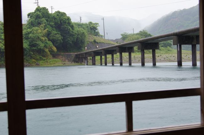 目的は「最後の清流四万十川で天然鰻を食す」です。<br />「愛車での夫婦二人旅」が永年の夢でしたので、第一弾として四国へ！<br />神戸から鳴門大橋で四国へ、鳴門へ来たので「渦潮」を見なきゃと<br />(「渦潮」は潮の満ち引き時に出来るので)時間を調べてみたらホテルのチエックインとタイミングが合わず、今回は「渦の道」からの観光となりました。1ｍ四方のガラスから渦を下に覗くのは高所恐怖症の妻には恐かったようです。　　　ＡＭ10：30<br />四国の高速道路を一路高知へ・・・・・<br />高知市までやっと辿り着き昼食を、地元の人と同じものをと「ひろめ市場」で「かつおのたたき丼」を頂きました。これがＢ級でとてもおいし〜い！やはり本場だなと感動！　　　　　　　　　　　　　　　　　　　　　　　　　　ＰＭ2：30<br />「うつぼのたたき」など食べたいのを我慢しましたが、次回は是非食べてみたいものです。「高知城」・「はりまや橋」へと、頑張って歩きました。事前の情報で「今一」と聞いていましたが、どちらもそれなりに満足しましたよ。高知の商店街は都会のシャッター通りと違い、活気があってついつい寄り道したくなります。<br />更にホテルに「少し遅れます」と連絡して、「桂浜」へ足をのばしました。　　　　　　　　　　　　　　　　　　　　　　ＰＭ5：00<br />２８回目の結婚記念日だったので、少し頑張って予約したホテルは「当たり」でした。特に干渉されず、さりげなくサービスしてくれる<br />２９回目の結婚記念日のハードルが上がってしまいました。<br />翌朝は8：00出発　土佐市のホテルから四万十川へは３時間半とナビは表示していましたが、小雨の中でも　もう少し時短出来ました。<br />定期遊覧船と天然鰻定食を11：30に予約してありましたが、雨の所為かお客は僕達夫婦のみなのでゆったり出来ました。<br />受付のお嬢さんからの情報によると、沈下橋は生活道路なので四万十市の運転免許取得には橋が渡れる事が条件だそうです。それでも年に２〜３台は川に落ちるそうです。佐田・三里の沈下橋は車のすれ違いが出来るそうですが、地元の人以外は止めた方がよさそうです。<br />４５分程の川めぐりの間中船頭さんも色々親切に話してくれ、この川で生活している漁師さんは1500人もいるそうで、鰻・川エビ・青のりなど資源は豊富だそうですが最近はﾌﾞﾗｯｸﾊﾞｽなどの駆除に追われているようです。只残念なことに折角の鰻が冷たかった、折角時間が有るのなら料理屋さんでゆっくり食べる事をお勧めします。（鰻自体は締まった感じで良かったのに）<br />ホトトギスの鳴き声が川に響く程静かで緩やかな流れ、小雨の中の四万十川には癒されました。この時期夜にはホタルが見られるそうです<br />帰りはＰＭ1：00四万十川を出発！<br />１泊２日のハードな旅も、瀬戸大橋経由で終わりです。もう一度ゆっくり来てみたい所の一つです。