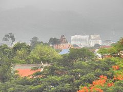 緑薫る。。。雨季のチェンマイに佇む