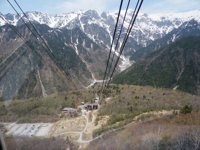 素晴らしい宿の後は素晴らしい景色を楽しもうと新穂高ロープウェイへ。<br />晴天確率は３０％。<br />下界が晴れていてもパノラマが拝めないことが多いとかで行き先を随分と迷いました。<br />しかしそんな心配をよそに北アルプスが待っていてくれました。<br /><br />♪白刃研ぐ　雪のやまなみ　<br />　見はるかす　高嶺澄みつつ♪<br /><br />思わず口ずさんじゃうこの歌。<br />わかるかなぁ〜。<br /><br /><br />