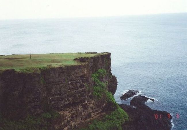 弾丸海外の旅、マニアックな国内の旅を好む私ですが、<br /><br />国内の離島も、かなり訪れています。<br /><br />今回は、2001年9月、転職の合間に訪れた<br /><br />沖永良部島をご紹介します。<br /><br /><br />★離島シリーズ<br /><br />中之島(2015)<br />http://4travel.jp/travelogue/11108796<br />宝島(2015)<br />http://4travel.jp/travelogue/11108467<br />渡鹿野島(2015)<br />http://4travel.jp/travelogue/11104558<br />軍艦島(2015)<br />http://4travel.jp/travelogue/11067774<br />座間味島(2014)<br />http://4travel.jp/travelogue/11012275<br />直島(2011)<br />http://4travel.jp/traveler/satorumo/album/10563266/<br />沖縄本島(2010)<br />http://4travel.jp/traveler/satorumo/album/10475825/<br />http://4travel.jp/traveler/satorumo/album/10474837/<br />http://4travel.jp/traveler/satorumo/album/10474238/<br />石垣島(2010)<br />http://4travel.jp/traveler/satorumo/album/10474600/<br />舳倉島(2009)<br />http://4travel.jp/traveler/satorumo/album/10421387/<br />的山大島(2008)<br />http://4travel.jp/traveler/satorumo/album/10433086/<br />見島(2008)<br />http://4travel.jp/traveler/satorumo/album/10434165/<br />田代島(2008)<br />http://4travel.jp/traveler/satorumo/album/10438629/<br />神島&答志島(2007)<br />http://4travel.jp/traveler/satorumo/album/10450551/<br />小豆島(2006)<br />http://4travel.jp/traveler/satorumo/album/10470626/<br />池島(2006)<br />http://4travel.jp/traveler/satorumo/album/10471632/<br />沖縄本島(2006)<br />http://4travel.jp/traveler/satorumo/album/10470372/<br />北大東島&南大東島(2006)<br />http://4travel.jp/traveler/satorumo/album/10469581/<br />奄美大島(2002)<br />http://4travel.jp/traveler/satorumo/album/10622392/<br />父島(2001)<br />http://4travel.jp/traveler/satorumo/album/10573810/<br />与論島(2001)<br />http://4travel.jp/traveler/satorumo/album/10574236/<br />沖永良部島(2001)<br />http://4travel.jp/traveler/satorumo/album/10574247/<br />久米島(2001)<br />http://4travel.jp/traveler/satorumo/album/10574251/<br />渡名喜島(2001)<br />http://4travel.jp/traveler/satorumo/album/10575373/