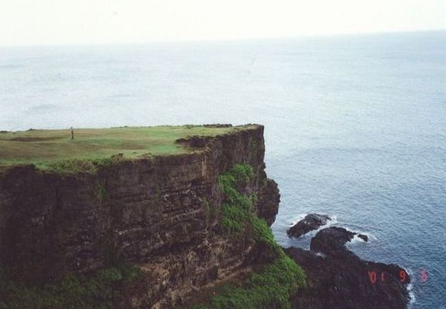 弾丸海外の旅、マニアックな国内の旅を好む私ですが、<br /><br />国内の離島も、かなり訪れています。<br /><br />今回は、2001年9月、転職の合間に訪れた<br /><br />沖永良部島をご紹介します。<br /><br /><br />★離島シリーズ<br /><br />中之島（2015）<br />http://4travel.jp/travelogue/11108796<br />宝島(2015）<br />http://4travel.jp/travelogue/11108467<br />渡鹿野島(2015）<br />http://4travel.jp/travelogue/11104558<br />軍艦島(2015）<br />http://4travel.jp/travelogue/11067774<br />座間味島(2014）<br />http://4travel.jp/travelogue/11012275<br />直島(2011）<br />http://4travel.jp/traveler/satorumo/album/10563266/<br />沖縄本島(2010）<br />http://4travel.jp/traveler/satorumo/album/10475825/<br />http://4travel.jp/traveler/satorumo/album/10474837/<br />http://4travel.jp/traveler/satorumo/album/10474238/<br />石垣島(2010）<br />http://4travel.jp/traveler/satorumo/album/10474600/<br />舳倉島(2009）<br />http://4travel.jp/traveler/satorumo/album/10421387/<br />的山大島(2008）<br />http://4travel.jp/traveler/satorumo/album/10433086/<br />見島(2008）<br />http://4travel.jp/traveler/satorumo/album/10434165/<br />田代島(2008）<br />http://4travel.jp/traveler/satorumo/album/10438629/<br />神島＆答志島(2007）<br />http://4travel.jp/traveler/satorumo/album/10450551/<br />小豆島(2006）<br />http://4travel.jp/traveler/satorumo/album/10470626/<br />池島(2006）<br />http://4travel.jp/traveler/satorumo/album/10471632/<br />沖縄本島(2006)<br />http://4travel.jp/traveler/satorumo/album/10470372/<br />北大東島＆南大東島(2006）<br />http://4travel.jp/traveler/satorumo/album/10469581/<br />奄美大島(2002）<br />http://4travel.jp/traveler/satorumo/album/10622392/<br />父島(2001）<br />http://4travel.jp/traveler/satorumo/album/10573810/<br />与論島(2001）<br />http://4travel.jp/traveler/satorumo/album/10574236/<br />沖永良部島(2001）<br />http://4travel.jp/traveler/satorumo/album/10574247/<br />久米島(2001）<br />http://4travel.jp/traveler/satorumo/album/10574251/<br />渡名喜島(2001）<br />http://4travel.jp/traveler/satorumo/album/10575373/