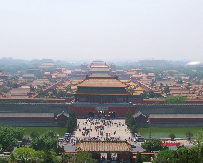 北京の休日３日目。<br />この日は地下鉄と徒歩で北京市内を観光。<br />まずは故宮博物院（紫禁城）に行き、景山公園、北海公園を経て頤和園へ。<br />夜は朝陽劇場で雑技を観賞。<br />この日はちょうど日曜日で中国人の観光客も多く、現地の人々とともに北京の歴史を満喫した一日でした。<br /><br />＜旅程表＞<br />　２０１１年<br />　５月２０日（金）　羽田→北京（円明園→東直門内鬼街）<br />　５月２１日（土）　北京（明十三陵→万里の長城→牛街礼拝寺<br />　　　　　　　　　　　→湖広会館→天安門）<br />○５月２２日（日）　北京（故宮→景山公園→北海公園→頤和園<br />　　　　　　　　　　　→朝陽劇場）<br />　５月２３日（月）　北京（天壇→雍和宮）→羽田