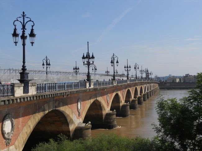 フランス7日目の5月1日(日)は、最初に、<br />8:27ビアリッツ〜10:21ボルドーのTGVで、ボルドーへ行きます。<br />TGVのパスホルダーの指定料金は3ユーロで、今日はボルドー、ポアティエ、トゥールの3都市に寄りますが、3区間が連続(ビアリッツ〜ボルドー、ボルドー〜ポアティエ、ポアティエ〜トゥール)となるので、3×3=9ユーロでなく、3ユーロで済みました。