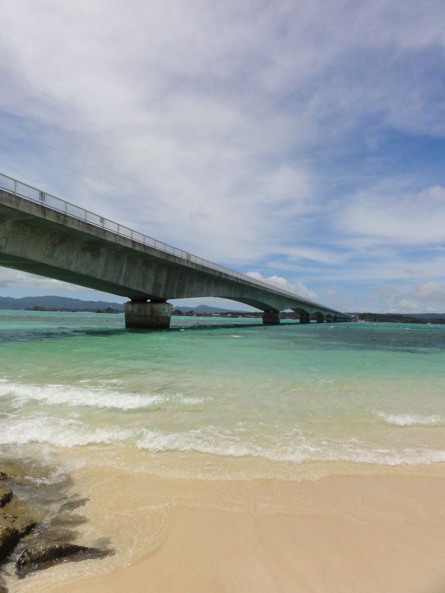 娘と友人と３人で沖縄を旅行して楽しんでいます。<br /><br />沢山の写真メールを送付してくれています。<br /><br />今日美しい古宇利大橋とエメラルド色の古宇利ビーチを<br /><br />訪れています。<br /><br />沖縄は良いですね～。