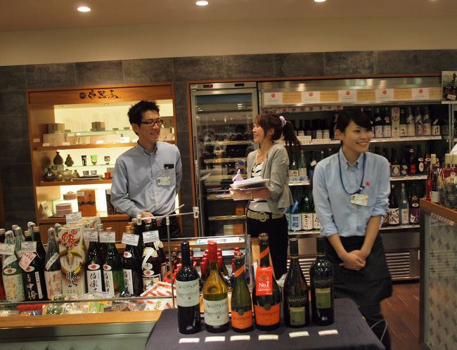 今年の軽井沢旅行は、新緑の6月。<br />と思っていたら、1週間前に早くも梅雨入り宣言。<br /><br />お天気を心配しながらも、軽井沢に向かって出発です。<br />まずは、新横浜で息子のリハビリ終了後、そのまま東海道新幹線で東京駅へ。<br /><br />ここで、トラベラーのチョコたんさんとお会いして、グランスタを案内していただきました。<br /><br />エキナカとはいうものの、昔のイメージとは別世界。<br />素敵なショップが並んでいました。<br /><br /><br />グランスタのHPは、こちらです↓<br />http://gransta.jp/<br />