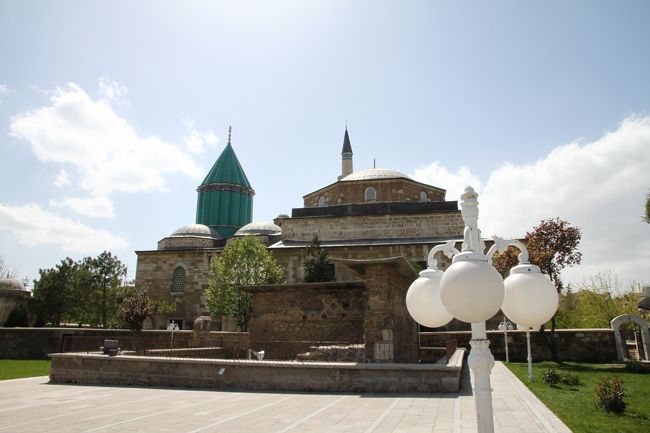 ずっと行きたかったトルコにようやく行くことができました。<br /><br />４日目はトルコ旅行のメインイベント、カッパドキアに行く前にメブラーナ博物館にいきました。<br />長距離ドライブの休憩地と言えなくもないですが・・・<br /><br /><br />4/30　関空発<br />5/1　イスタンブール～チャナッカレ<br />5/2　トロイ～ベルガマ～イズミール<br />5/3　エフェソス～パムッカレ<br />5/4　コンヤ～カッパドキア<br />5/5　カッパドキア<br />5/6　イスタンブール<br />5/7　関空着<br />