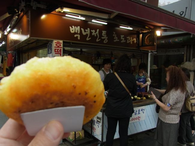 あっと言う間に10回目の訪韓。<br />今回はめいっぱい滞在の1泊2日の弾丸ﾂｱｰでした。<br /><br />今回の目標!?<br /><br />・ｳﾙﾐﾙﾃで冷麺食べる。<br />・ﾛﾃｨｰﾎﾞｰｲを食べてみる。<br />・ﾚｲﾝﾎﾞｰ噴水を見る。<br />・ｱﾝﾄﾞﾘｭｰｽﾞｴｯｸﾞﾀﾙﾄも食べてみたい。<br />・紫芋ﾏｯｺﾘを飲む。<br />・韓国では初のﾏｯｻｰｼﾞ。<br />・空港鉄道に乗る。<br /><br />などなどでした。<br /><br /><br />さて全部達成できるのでしょうか?!<br /><br /><br />帰国後すぐにあげようとしたら、ｻｲﾄのﾄﾗﾌﾞﾙ(-_-;)<br />そしてこんどは自分にPCのﾄﾗﾌﾞﾙでかなり遅くなってしまいました。<br /><br /><br />1日目はこちら→http://4travel.jp/traveler/kawaryu/album/10571266/