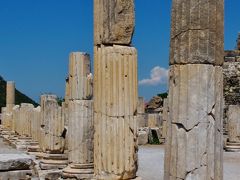 トルコ39　エフェス遺跡a　クレテス通りは繁華街 ☆荘厳な円柱が屹立し