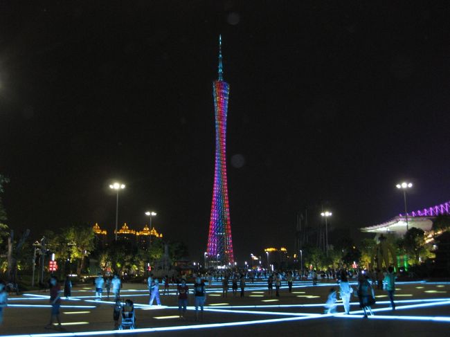 アジア大会開閉幕式会場の近くの花城広場を散歩。