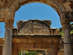 トルコ41　エフェス遺跡ｃ　華麗なハドリアヌス神殿　☆公衆トイレも完備され