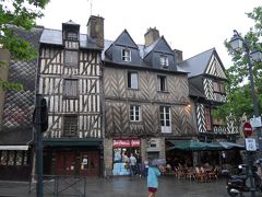 戦火を免れた木骨組みが続くブルターニュの中心レンヌ