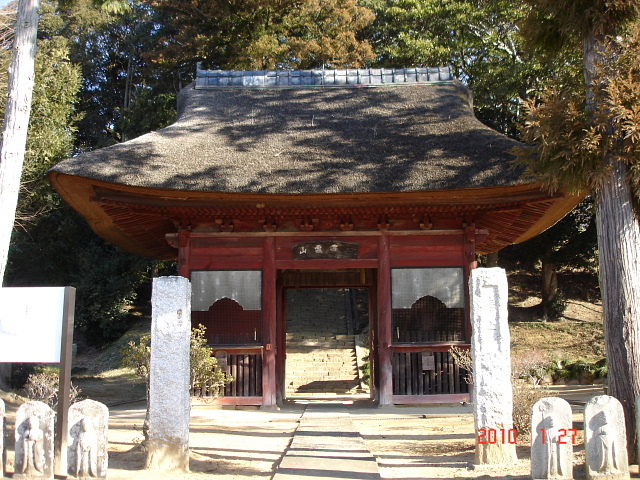 友人に誘われて、ローカルな茨城百景石碑巡りの旅をしてきました。<br />今回は、行方市の旧玉造にある「桃浦と万福寺」です。<br /><br />表紙写真は、万福寺仁王門です。<br /><br />万福寺仁王門 <br />　万福寺（まんぷくじ）仁王門は，天正６年（１５７８年）に稲敷郡新利根村小野逢善寺に建立された物である。享保９年（１７２４年），逢善寺で新たに仁王門を建立するにあたり，当時万福寺住職であった快尊が以前逢善寺の留守住職をしていた縁故から，古くなった仁王門を譲り受けたものである。<br />　形式は，正面両脇間を金剛柵で仁王像を安置した三間一戸の単層入母屋造りである。また萱葺の八脚門で総体に丹が塗られ，一部小壁板に彩色痕がある。細部に唐様式を認める室町時代末期の作柄を持つ貴重な建造物である。県指定文化財。 <br /><br />※ 2015.04.24 位置情報修正<br />