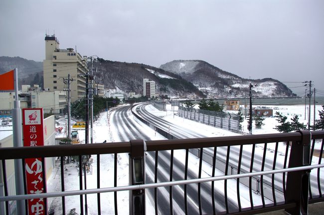 歓楽街温泉として発展したことから「東北の熱海」「青森の奥座敷」とも呼ばれる浅虫温泉<br />今回の旅のテーマは、「豪快なマグロ丼を食す」<br />浅虫温泉に浸かり、陸奥湾の景観を眺め、そして豪快なマグロ丼をいただくため、吹雪の中、遥々、浅虫温泉にやって来ました。