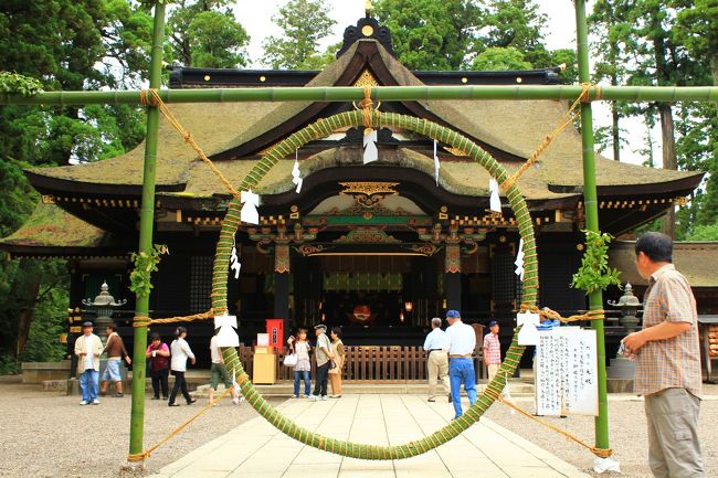 千葉県千葉県佐倉市は城下町400年記念を迎えた歴史ある町。日本100名城に選ばれた佐倉城や武家屋敷、そして自然豊かな印旛沼も近く毎年チューリップフェティバル等も開催されています。成田市は北部から東部にかけての丘陵地には工業団地やゴルフ場が点在し、南には日本の空の玄関口である成田国際空港、市の中心部である成田地区は1000年以上の歴史がある成田山新勝寺の門前町として栄え、毎年多くの参拝客でにぎわいます。市内にはほかにも数多くの寺社が点在しており、豊かな水と緑に囲まれ伝統的な姿と国際的な姿が融和した都市、そして佐原の町は北総の小江戸とも呼ばれ水運を利用し江戸の文化を取り入れたとされており、現在も小野川沿岸や香取街道には、当時の面影を残し歴史景観を保存する活動から平成8年、関東で初めて「重要伝統的建造物群保存地区」に選定されました。埴輪街道で知られる芝山町や田園風景が広がる多古町、水郷の町として知られる小見川町など自然豊かで観光名所巡りには欠かせないエリアとして成田・佐倉は知られています。多くの観光名所をぐるりと巡る佐倉/成田ぐるり旅、春夏秋冬、季節の移り変わりで沢山の名所を巡ってみました。<br /><br />□■□■□■□■□■□■□■□■□■□■□■□■□■□■□■<br /><br />成田/佐倉ぐるり旅、今回は千葉県香取市にある「香取神宮」へ行って来ました。<br />古くから厚い信仰を集めてきた東国三社。<br />茨城県鹿島「鹿島神宮」<br />茨城県神栖市「息栖神社」<br />千葉県香取市「香取神宮」<br />平安時代では神宮と呼ばれていたのは「伊勢神宮」「鹿島神宮」「香取神宮」のみと「延喜式神名帳」には記載があるそうです。この東国三社と「伊勢神宮」は関係性があると言われています。地図上で三社を結ぶと不思議なことに直角三角形が描き出されます。さらに関係性のある伊勢神宮を地図上で結ぶと、その直線状には富士山、皇居、明治神宮等が並びます。東国三社が信仰を集めてきた何か理由を感じてしまいます。<br />香取神宮にはパワースポットの入り口に相応しい朱塗の大鳥居。<br />鬱蒼とした玉砂利の参道に脇に建つ大きな灯篭の数々。鹿島神宮とつながっているとされる要石などパワースポットらしい見所が多数ありました。<br /><br />☆直角三角形が描き出すパワースポット☆<br />①香取神宮<br />http://4travel.jp/traveler/dekadora/album/10576282/<br />②鹿島神宮<br />http://4travel.jp/traveler/dekadora/album/10576335/<br />③息栖神社<br />http://4travel.jp/traveler/dekadora/album/10675089/<br /><br />□■□■□■□■□■□■□■□■□■□■□■□■□■□■□■<br /><br /><香取神宮><br />千葉県香取市香取1697<br />TEL 0478-57-3211<br />http://www.katori-jingu.or.jp/<br /><br />□■□■□■□■□■□■□■□■□■□■□■□■□■□■□■<br /><br /><成田/佐倉ぐるり旅><br />【1】佐倉城址公園(梅)<br />http://4travel.jp/traveler/dekadora/album/10551219/<br />【2】佐倉武家屋敷<br />http://4travel.jp/traveler/dekadora/album/10551234/<br />【3】航空科学博物館<br />http://4travel.jp/traveler/dekadora/album/10553622/<br />【4】芝山仁王尊&芝山公園<br />http://4travel.jp/traveler/dekadora/album/10553629/<br />【5】三里塚御料牧場記念館<br />http://4travel.jp/traveler/dekadora/album/10583484/<br />【6】 佐倉市チューリップフェスタ2011<br />http://4travel.jp/traveler/dekadora/album/10559705/<br />【7】ドラマ「JIN -仁-」舞台になった旧堀田邸<br />http://4travel.jp/traveler/dekadora/album/10559718/<br />【8】佐倉順天堂記念館&歴史建造物 佐倉市立美術館<br />http://4travel.jp/traveler/dekadora/album/10559723/<br />【9】DIC川村記念美術館(春)<br />http://4travel.jp/traveler/dekadora/album/10559731/<br />【10】香取神宮<br />http://4travel.jp/traveler/dekadora/album/10576282/<br />【11】水郷佐原あやめ祭り2011<br />http://4travel.jp/traveler/dekadora/album/10576289/<br />【12】佐倉ラベンダーランド<br />http://4travel.jp/traveler/dekadora/album/10579484/<br />【13】鳴鐘山東勝寺宗吾霊堂(アジサイ祭り)2011<br />http://4travel.jp/traveler/dekadora/album/10579498/<br />【14】成田祇園祭2011<br />http://4travel.jp/traveler/dekadora/album/10581908/<br />【15】成田山新勝寺<br />http://4travel.jp/traveler/dekadora/album/10583790/<br />【16】成田山公園(夏)<br />http://4travel.jp/traveler/dekadora/album/10583798/<br />【17】千葉県立房総のむら<br />http://4travel.jp/traveler/dekadora/album/10583806/<br />【18】AKB48「言い訳Maybe」PVロケ地 旧学習院初等科正堂<br />http://4travel.jp/traveler/dekadora/album/10583828/<br />【19】水郷佐原水生植物園(早朝観蓮会)2011<br />http://4travel.jp/traveler/dekadora/album/10583834/<br />【20】佐原大祭【夏】八坂神社 祇園祭2011<br />http://4travel.jp/traveler/dekadora/album/10583852/<br />【21】水郷佐原 小野川の街並み<br />http://4travel.jp/traveler/dekadora/album/10583853/<br />【22】水郷佐原 小野川の街並み(レトロ)<br />http://4travel.jp/traveler/dekadora/album/10583875/<br />【23】関東厄除け三大師 観福寺<br />http://4travel.jp/traveler/dekadora/album/10587858/<br />【24】諏訪神社<br />http://4travel.jp/traveler/dekadora/album/10588131/<br />【25】佐倉城址公園(紅葉)<br />http://4travel.jp/traveler/dekadora/album/10624505/<br />【26】旧堀田邸(紅葉)<br />http://4travel.jp/traveler/dekadora/album/10624509/<br />【27】DIC川村記念美術館(紅葉)<br />http://4travel.jp/traveler/dekadora/album/10624518/<br />【28】佐倉市チューリップフェスタ2012<br />http://4travel.jp/traveler/dekadora/album/10668947 <br />【29】佐原水生植物園(藤&あやめ)2012<br />http://4travel.jp/traveler/dekadora/album/10676311/ <br />【30】100万人のキャンドルナイト2012INさかえ <br />http://4travel.jp/traveler/dekadora/album/10681682/