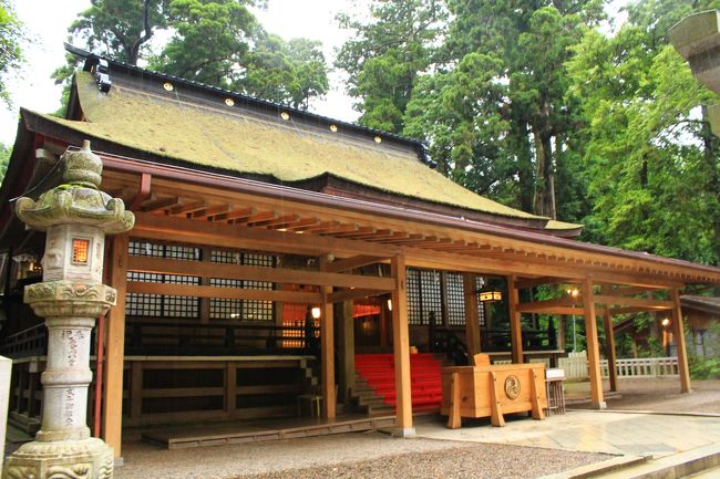 茨城県は北部から北西部にかけては，南北に阿武隈山地の南端部となる久慈山地・多賀山地の山々と八溝山地の山々が連なり、南東部は，豊かな水をたたえた日本第2の湖　霞ケ浦および，北浦を中心とする水郷地帯、東部は，延長190㌔におよぶ海岸線がのび，その間に日立，常陸那珂，大洗，鹿島港と沿岸漁業の拠点となっている平潟，大津，久慈，磯崎，平磯，那珂湊，波崎等の漁港等、太平洋と山々そして大きな湖を有する茨城県。<br />観光名所も多く、四季折々の顔を見せる日本三大瀑布の「袋田の滝」、本州一の歩行用吊り橋がある「竜神峡」、標高877ｍ、広い関東平野の中にそびえ立つ紫峰「筑波山」、世界の海と自然に触れ合える、巨大水族館「アクアワールド大洗水族館」、関東最大最古の神社でパワースポットとしてお馴染みの「鹿島神宮」、日本三名園のひとつで梅祭りで有名な「偕楽園」、国内第2位の湖面積を持つ湖で夏には観光帆引き船が運航される霞ヶ浦、開園面積約153.2haにも及ぶ園内に咲き誇る花々が年中景色を楽しめる「国営ひたち海浜公園」、江戸時代の安永年間から200年以上の歴史を持つ「笠間焼」、ユネスコの世界無形文化遺産にも登録された「結城紬」など伝統工芸から自然の景観を楽しめる漫遊空間いばらきをぐるりと巡ってみました。<br /><br />□■□■□■□■□■□■□■□■□■□■□■□■□■□■□■<br /><br />漫遊空間いばらきぐるり旅、今回は鹿島神宮へ行って来ました。<br />古くから厚い信仰を集めてきた東国三社。<br />茨城県鹿島「鹿島神宮」<br />茨城県神栖市「息栖神社」<br />千葉県香取市「香取神宮」<br />平安時代では神宮と呼ばれていたのは「伊勢神宮」「鹿島神宮」「香取神宮」のみと「延喜式神名帳」には記載があるそうです。この東国三社と「伊勢神宮」は関係性があると言われています。<br />地図上で三社を結ぶと不思議なことに直角三角形が描き出されます。<br />さらに関係性のある伊勢神宮を地図上で結ぶと、その直線状には富士山、皇居、明治神宮等が並びます。東国三社が信仰を集めてきた何か理由を感じてしまいます。<br /><br />☆直角三角形が描き出すパワースポット☆<br />①香取神宮<br />http://4travel.jp/traveler/dekadora/album/10576282/<br />②鹿島神宮<br />http://4travel.jp/traveler/dekadora/album/10576335/<br />③息栖神社<br />http://4travel.jp/traveler/dekadora/album/10675089/<br /><br />□■□■□■□■□■□■□■□■□■□■□■□■□■□■□■<br /><br />＜鹿島神宮＞<br />茨城県鹿嶋市宮中2306-1<br />TEL 0299-82-1209<br />http://www.kashimajingu.jp/wp/<br /><br />□■□■□■□■□■□■□■□■□■□■□■□■□■□■□■<br /><br />＜漫遊空間いばらきぐるり旅＞<br />【1】水郷潮来あやめまつり<br />http://4travel.jp/traveler/dekadora/album/10576301/<br />【2】潮音寺<br />http://4travel.jp/traveler/dekadora/album/10576325/<br />【3】長勝寺<br />http://4travel.jp/traveler/dekadora/album/10576331/<br />【4】鹿島神宮<br />http://4travel.jp/traveler/dekadora/album/10576335/<br />【5】国営ひたち海浜公園(ネモフィラハーモニー)<br />http://4travel.jp/traveler/dekadora/album/10672046/ <br />【6】国営ひたち海浜公園(たまごの森フラワーガーデン)<br />http://4travel.jp/traveler/dekadora/album/10673407/<br />【7】大洗リゾートアウトレット＆大洗マリンタワー<br />http://4travel.jp/traveler/dekadora/album/10674103/<br />【8】息栖神社<br />http://4travel.jp/traveler/dekadora/album/10675089/ 