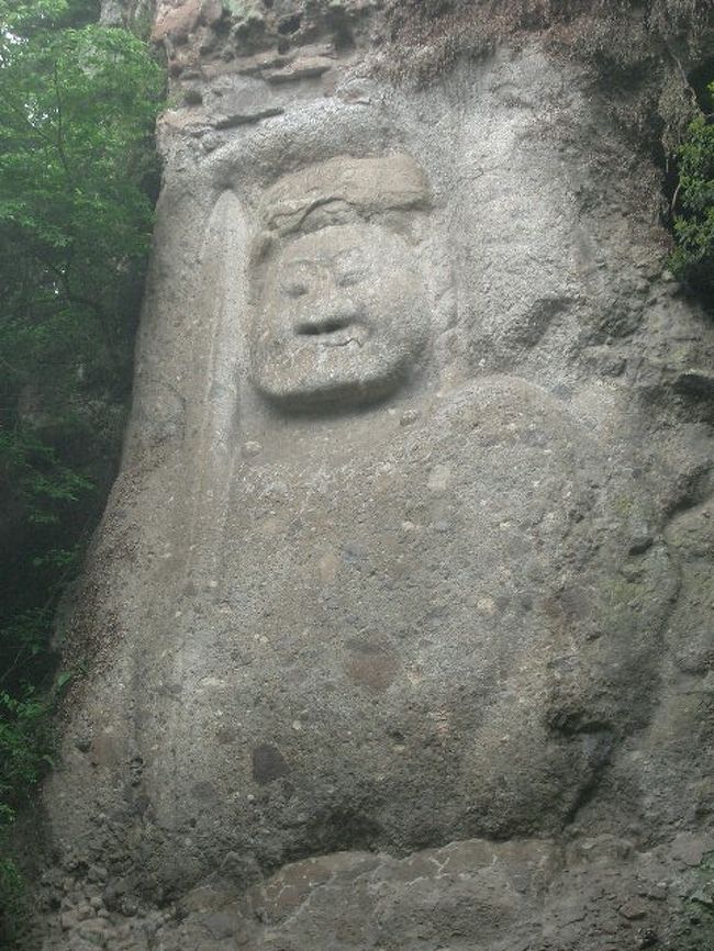熊野磨崖仏にお会いするには、鬼が一夜にして積み上げたという石段を登ります。汗して、苦労すると、そのご利益が得られるのです。不動明王と大日如来が彫られたお姿は、ここでしか見られません。感動しました。