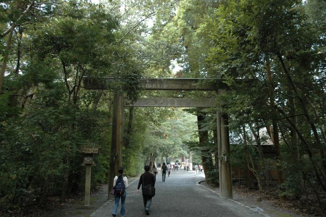 遅い夏休み。<br />せんとくんに会いに奈良で行われている「平城遷都1300年祭」を見に行きました。<br />あわせて神戸、大阪、奈良、伊勢を観光してきた5泊6日の旅です。<br /><br />5日目は奈良から伊勢へ。<br />伊勢神宮の外宮→内宮、おかげ横丁を見て、二見が浦へ。<br />伊勢二見鳥羽周遊バス(CANばす)をフル活用しました。<br /><br />　10/20 →神戸<br />　10/21 神戸→大阪<br />　10/22 大阪→奈良<br />　10/23 奈良<br />★10/24 奈良→伊勢→鳥羽<br />　10/25 鳥羽→名古屋→<br /><br />※この旅行記は ぱと が書きました。 