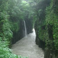 高千穂峡は雨だった。そして増水でボートに乗れませんでした。