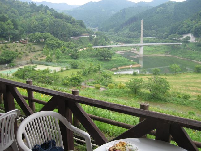 柳川でうなぎやらイソギンチャクやらをたんといただいて、移動するのは鳥栖。<br />行動順は下記の通り。<br />　・鳥栖で地元のプロレス観戦。鳥栖で寝る。<br />　・とりごえ温泉で入浴、昼食。<br />　・佐賀競馬観戦。<br />　・博多でメシ、寝る。<br />　・鳥栖駅のかしわうどん。<br />電車の本数が増えてきても、駅には喫煙所があるので幸せ！<br />ただホテルは駅から遠かった。選択ミス。