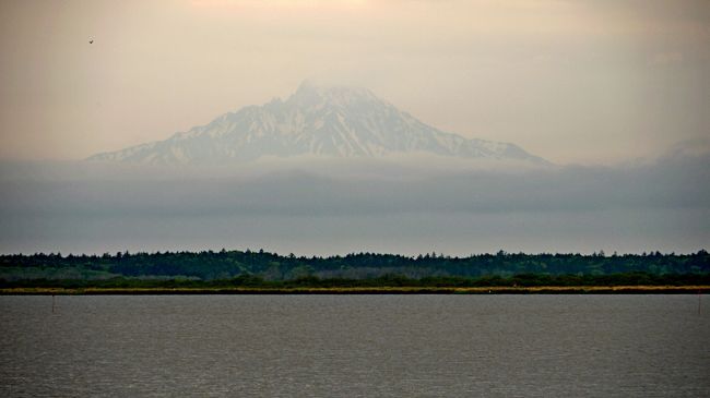 第一日目，最後1558にパンケ沼に到着，すこし天気が上向きで，利尻山がうっすらと見えた．パンケ沼は本当に湿地にある沼，晴れていたら青くきれいだろう．この景色だけだと，北ラップランド，少なくともKaaresuvantoかKaamanenよりも北の景色に似ている．あちらも湿地だが，木が生えているかツンドラとなっている．帰りに下沼駅による．小さな駅．もう少し時間があれば，稚内ー音威子府間を普通列車で往復してみたい．今度絶対しよう！！3年前に礼文島を訪れたとき（まだ国内のブログをはじめる前，特急サロベツで稚内まで乗り，天候にも恵まれたことを思い出す．宗谷本線は景色が日本離れしている）1626に豊富温泉に到着．ゆっくり温泉とサウナ．10650円で食事はまあまあ，部屋は良かった．ビールを飲んだらけっこう酔っぱらって爆睡！翌朝は朝風呂に入り，ゆっくり朝食後0830に出発，とりあえずクッチャロ湖に向かう．0916　あと4ｋｍでクッチャロ湖に近づくところまでをこのブログとした．雲が低く垂れ込め，今日も天気が悪い！残念！！！！