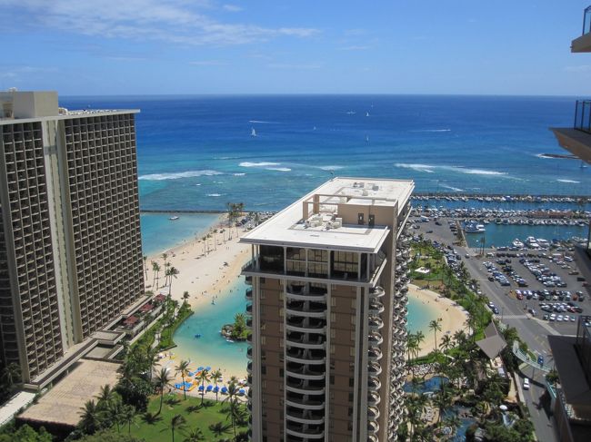 Hawaii Honoluluへ<br /><br />RCI Allure of the seasに乗船して<br />７泊８日の西カリブ海クルーズをめいっぱい楽しんだ<br /><br />また、マイアミからの長時間の飛行機は結構辛い・・・<br />そこで、前回同様にハワイに５泊する<br />Timeshere HGVC(Hilton Grand Vacation Club)のメンバーで良かったなあ・・・<br />こんな時、つくづく感じる<br /><br />クルーズでもゆったり・・・ハワイでもゆったり・・・<br />Grandwaikikiann PHが直前で予約できたので、Lagoon OFをキャンセル<br />ちょっと残念だったのは、この時期はＧＷのＯＶからは夕日が全く見えないこと<br /><br />もちろん、ＰＨでも贅沢なので、それ以上贅沢は言えないが・・・<br />やっぱりハワイでの夕陽は必須でしょう！・・・<br /><br />でも、夕陽は逃げないから・・こちらから追いかければいいんだ！！<br />そう思い、ＧＷＰＨ＃３６０７を楽しんだ<br /><br />まあ、ハワイに立ち寄った一番の理由は、ＵＡ航空のマイレージ特典利用の場合はサーチャージもないし、ハワイに立ち寄っても無料には変わりない<br />それなら・・・とＨＧＶＣを５泊利用する<br /><br />５月３０日はMemorial DayでAla Moanaのビーチでは恒例の灯篭流しの<br />イベントがある<br />美しいイベントなので、参加出来たら嬉しいとおもう<br />それにしても、ハワイで仏教行事が盛んになるのは、日本人として嬉しい<br /><br />To the next blog<br />http://4traval.jp/traveler/hula-hula/album/10577779