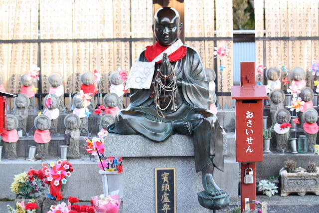 友人に誘われて、ローカルな茨城百景石碑巡りの旅をしてきました。<br />今回は、龍ヶ崎市の「龍ヶ崎観音」です。<br /><br />表紙写真は、龍泉寺（龍ヶ崎観音）境内にある賓頭盧尊者（びんずるそんじゃ）<br />お釈迦さまの正法を伝える十六羅漢の一人で神通力の強い人､病人が患部と同じところをなでると病気が治るといわれています。<br /><br />※ 2015.02.20 位置情報登録