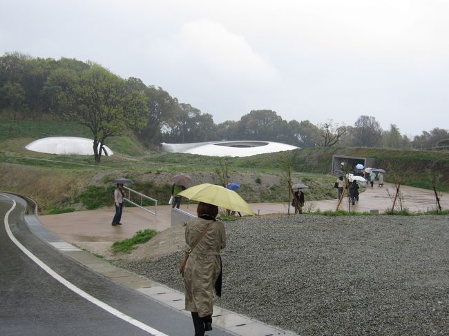 瀬戸内海の島々に点在する美術館と家プロジェクト及びアートプロジェクト巡り 一泊二日の旅に出かけました。<br />一日目<br />宇野港から直島に渡り、安藤忠雄 設計の 地中美術館 をめぐった後、本村地区の 家プロジェクト を見学して回りました。<br />その日は小豆島のホテルで一泊しました。<br />二日目<br />小豆島から豊島(てしま)に渡り、豊島美術館 を訪れました。今は休耕田となっている棚田の一角にユニークなドーム姿の建物が目を引きます。この 豊島美術館 を見学した後 犬島 に渡ります。犬島で アートプロジェクト「精錬所」 を見て回り、最後の目的地 家プロジェクト を見て回りました。<br />建物が一つの芸術作品である美術館とその展示作品、どれもユニークで印象に残るものばかりでした。<br />家プロジェクト、アートプロジェクト の作品も発想の斬新さ、面白さに驚いたり感心したりと楽しい二日間の旅でした。<br />旅行記 5 はホテルをチェックアウトして、豊島に渡り豊島美術館を巡った様子の記事です。