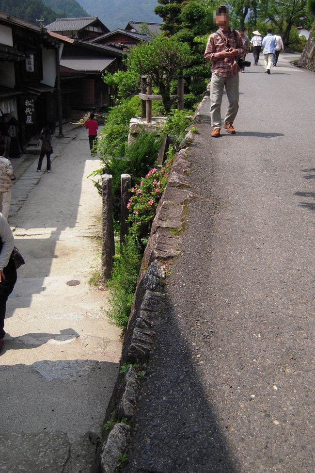 朝起きたら、すごくいいお天気で家に居るのが勿体無いくらいの快晴♪<br /><br />梅雨の合間の晴れ間・・・という言葉がぴったりのお天気ね。<br /><br />というわけで、そんな日にじっとしている訳もなく、<br />急遽「どこに行こうかな？？」<br /><br />先日、金沢のひがし茶屋街でレトロ街並みに目覚めた私たち。。。<br />「レトロな街並みを歩きたい！！」<br />というだんな様の意見を買って、中山道の宿場町にお出かけしてきました。<br /><br />初めて本格的に歩いた宿場町。<br />かなり観光地化されているものの、そのレトロ建築物に江戸情緒を感じつつ、楽しんできました〜〜<br /><br />今回は、中山道の宿場町としては相当有名な、馬籠と妻籠に。<br />今までどちらも同じように読むのだと思っていたのですが、<br />馬籠はマゴメ、妻籠はツマゴって読むんですね〜〜<br />初めて知りました！！一つ賢くなれたかな（笑）<br /><br />この二つの宿場町を訪れて、それぞれの町の趣が異なっており、同じ宿場町でもいろいろあるんだな〜〜と実感。<br />この旅行記では、馬籠以上に江戸情緒を感じた妻籠の町をご案内♪<br /><br /><br />妻籠観光協会　　http://www.tumago.jp/