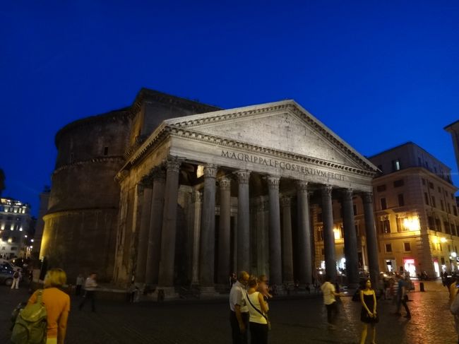 3度目のイタリア旅行。１度目は友人に全てお任せで、ショッピング主体のフィレンツェ・ローマの２都市のみ。<br />２度目は８日間でローマ・ナポリ・ヴェネツィア・ミラノと欲張り旅行。ただ、波が高くて青の洞窟には入れず、ヴェネツィアでは街が水につかって観光できず、ローマではテレビ撮影のため入りたかったところに入れず・・・、と散々。<br />今回は２度目の旅行のリベンジだー！　ということで、2度目の旅行の時と同じ友人と、３度目のイタリア旅行です。<br />