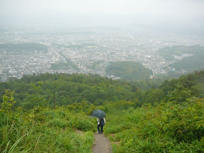 ４月京都一周トレイル東山コースに出発して、２ヶ月もたってしまいました。やっと続きのコースを歩くことになりました。<br />でも１６日はあいにく雨になってしまいました～<br />これは大文字山から見た京都の街です。