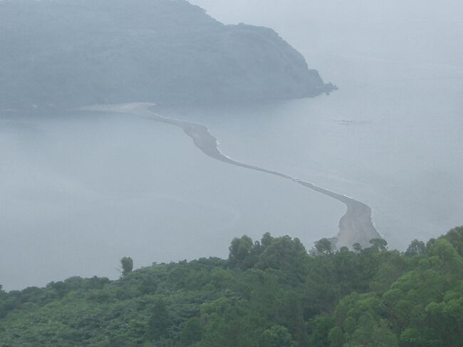 白水館に泊まると背後に魚見岳が迫っています。いち登りたかったのですが、今回、それが果たせました。そう、知林ヶ島への砂洲が見たかったのです。ちょうど大潮の干潮時で砂洲が島までつながっているのが見えました。そして、だんだん砂洲が減っていき、ついには島が孤立していきました。