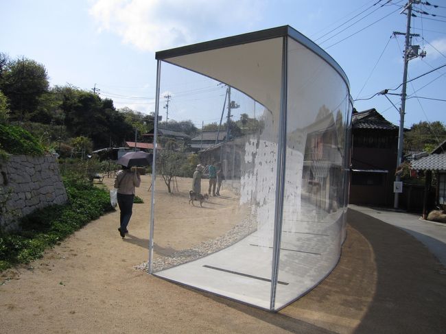 瀬戸内海の島々に点在する美術館と家プロジェクト及びアートプロジェクト巡り 一泊二日の旅に出かけました。<br />一日目<br />宇野港から直島に渡り、安藤忠雄 設計の 地中美術館 をめぐった後、本村地区の 家プロジェクト を見学して回りました。<br />その日は小豆島のホテルで一泊しました。<br />二日目<br />小豆島から豊島(てしま)に渡り、豊島美術館 を訪れました。今は休耕田となっている棚田の一角にユニークなドーム姿の建物が目を引きます。この 豊島美術館 を見学した後 犬島 に渡ります。犬島で アートプロジェクト「精錬所」 を見て回り、最後の目的地 家プロジェクト を見て回りました。<br />建物が一つの芸術作品である美術館とその展示作品、どれもユニークで印象に残るものばかりでした。<br />家プロジェクト、アートプロジェクト の作品も発想の斬新さ、面白さに驚いたり感心したりと楽しい二日間の旅でした。<br />今回の旅行の最後の旅行記になりました。<br />旅行記7 犬島 家プロジェクト では 三棟の建物に展示されたアートとその途中に在る建築物を巡って歩きました。