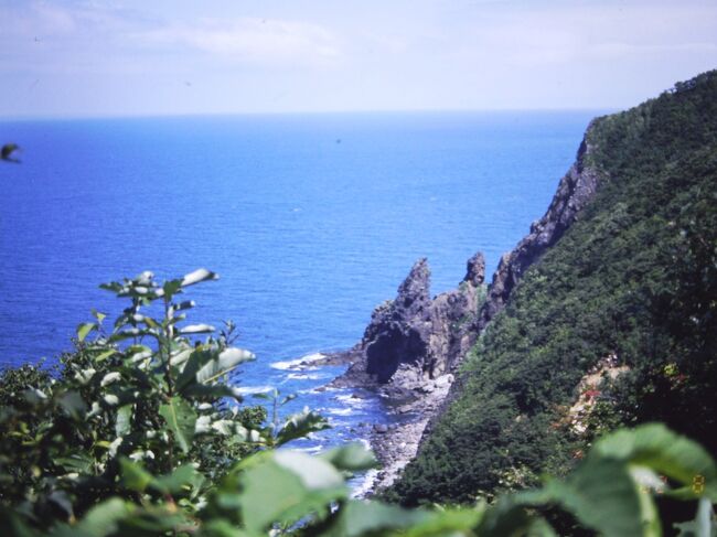 北海道自転車縦断の旅　6日目は増毛から雄冬岬を通り浜益へ。<br />このあたりは海岸線の綺麗なところ。ただし道は険しく上り下りの連続。トンネルも沢山あり自転車の我々は車がスピードを出して通り過ぎるのは恐怖である。今日でちょうど6日目で折り返し。<br />北海道自転車縦断の旅<br />　1日目宗谷岬を出発ノシャップ岬経由で稚内温泉へ<br />　2日目サロベツ海岸を南下豊富温泉へ<br />　3日目サロベツ原野　豊富町、幌延町、遠別町旭温泉へ<br />　4日目オロロンラインを南下　遠別町、初山別村、羽幌町、苫前町へ<br />　5日目雨の海岸線　小平町、留萌市、増毛町へ<br />○6日目昔の難所　雄冬岬　増毛、雄冬岬、浜益町へ<br />　7日目浜益村から峠を越えて当別町中小屋駅へ<br />　8日目石狩平野を南下当別町、新篠津村、栗沢町、栗山町<br />　9日目由仁町、千歳市、追分町、早来町、厚真町、鵡川へ<br />　10日目日高海岸を襟裳に向かって門別町、新冠町、静内町へ<br />　11日目静内温泉、三石町、様似町<br />　12日目アポイ山荘から襟裳岬へ