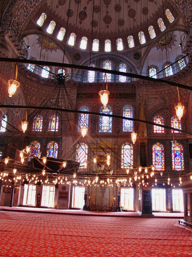 スルタンアフメト・モスクは、世界文化遺産であるイスタンブルの歴史地区の歴史的建造物群のひとつ。<br />オスマン帝国の第14代スルタン　アフメト1世によって1609年から1616年の7年の歳月をかけて建造された。設計はメフメト・アー。世界で最も美しいモスクと評される。<br /><br />世界で唯一優美な6本のミナレットと直径27.5mの大ドームをもち、内部は数万枚のイズニク製の青い装飾タイルやステンドグラスで彩られ、白地に青の色調の美しさからブルーモスクとも呼ばれる。<br />（フリー百科事典:ウィキペディア (Wikipedia)」より引用）<br /><br />参考になります。<br />http://www.sekai777.biz/bluemosk01.html<br />http://allabout.co.jp/gm/gc/377454/<br />http://www.ab-road.net/europe/turkey/istanbul/sight/000025.html<br /><br />８日目 ・・５月１８日（水）<br />〔9：00〕ホテル発。<br />【世界遺産】イスタンブール観光。（2日目）<br />◎ブルーモスク、◎ハーレム、◎トプカプ宮殿、◎宝物館、◎地下宮殿、<br />◎アヤソフィア、　○グランドバザール<br />昼：ドネルケバブ　夕：オリエントエクスプレスレストラン<br />【宿泊地：イスタンブール泊】グランド　ジュバヒル<br />