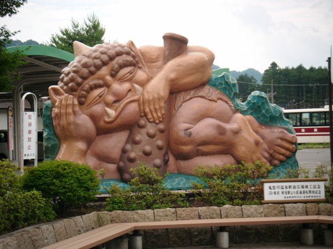 毎日暇になってしまった<br />(は〜い 仕事クビになりました)<br /><br />暑いので出かけるのをためらっていたが以前に買っていた株主優待乗車券(東武電車)の期限が本日までなのでどこかに出かけなければと・・・<br />行きたいところが決まらないんです<br />原発の問題がなければ大好きな会津に行くのだが・・・<br /><br />まあ栃木か群馬でいいかと家を出ました<br /><br />途中の北千住で決めたのが鬼怒川です<br />暑い中でぼ〜と考えていたら特急の出発の一番早いのが鬼怒川だった<br /><br />まあこんな出かけ方もありかなという感じです<br /><br />