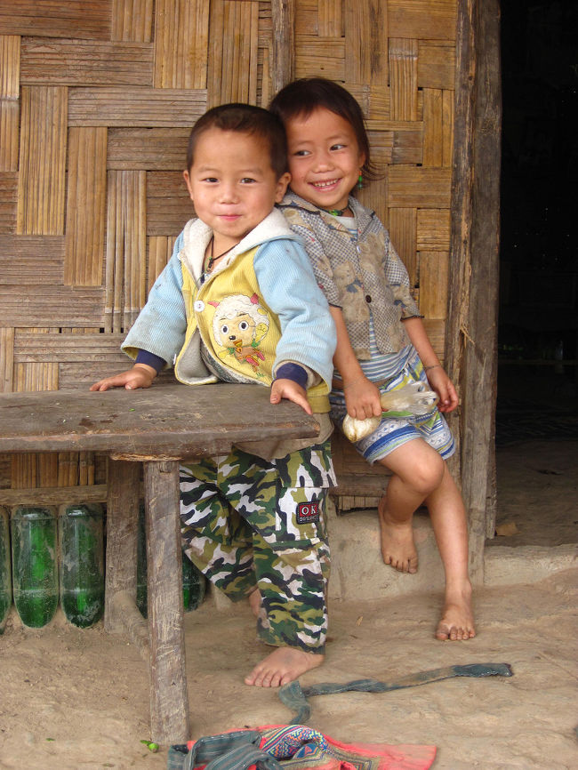 中国インドネシア縦断旅《１２》　ムアンシン北部の村のお婆さんと子供たち