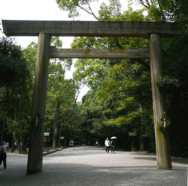 震災の影響で夏場電力節約のため本年、７月より木金が土日との振替休日になった自動車関連企業。どこへ行っても渋滞だ、特にショッピングセンターは何時もの３倍の人ごみだそうだ。何時も約１０分で走れる名古屋は栄近辺今日は３０分近く要した。<br /><br />午後何年ぶりかで熱田神宮を参拝しました。新装なった本殿、等々都会の雑踏から逃れ久しぶりに新しいパワーを得て良い時間を過ごす事が出来ました。もし翌日（７月２日）訪れていたなら大相撲横綱土俵入りがあり、静かな神宮域を散策できなかったかも・・・・。<br /><br />熱田神宮は大都会の中にありながら静寂で緑が多く市民の心のオアシスとして親しまれております。神苑の樹木はクス・ケヤキ・カシ・シイ・ムク・イチョウ・クロガネモチ等が良く育ち、ことにクスは巨木が多く、樹令千年前後と推定されるものが数本あります。有名な木には、花が咲いても実のならない「ならずの梅」、茶人の愛好する「太郎庵椿」、弘法大師お手植と伝える「大楠」などがあります。<br /><br />熱田神宮の創祀は、三種の神器の一つ草薙神剣（くさなぎのみつるぎ）の御鎮座に始まります。第12代景行天皇の御代に、日本武尊（やまとたけるのみこと）は神剣を今の名古屋市緑区大高町火上山に留め置かれたまま三重県亀山市能褒野（のぼの）でなくなられました。尊のお妃である宮簀媛命（みやすひめのみこと）は、神剣をここ熱田の地にお祀りになられました。以来、伊勢の神宮につぐ格別に尊いお宮として篤い崇敬をあつめ、延喜式名神大社・勅祭社に列せられ国家鎮護の神宮として特別のお取り扱いを受ける一方、「熱田さま」「宮」と呼ばれ親しまれてきました。