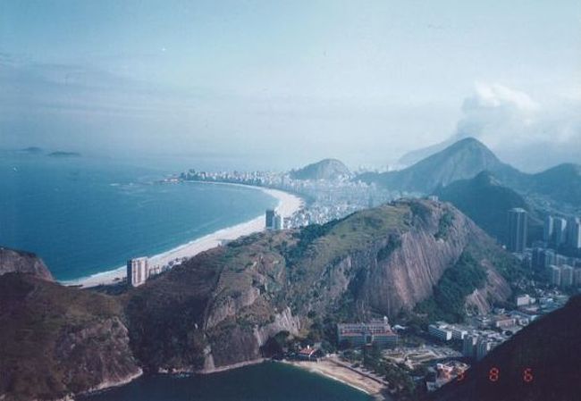 1993年の夏季休暇を利用し、ブラジル＆アルゼンチン＆アメリカを訪問しました。12日間で3ヶ国を周遊するという、私にしては「弾丸」とはいえない旅です。<br /><br />各国の歴史・宗教・世界観について、深く語ってはおりません。<br />いつものお気楽な「なんちゃって旅行記」をご紹介します。<br /><br /><br />≪全行程≫<br /><br />１日目：夕方、成田空港→シアトル　　　　[アメリカン航空]<br />　　　　******日付変更線******<br />　　　　昼、シアトル→マイアミ　　　　　[アメリカン航空]<br />　　　　夜、マイアミ→リオデジャネイロ　[アメリカン航空]<br />２日目：朝、リオデジャネイロ着。<br />　　　　終日、リオデジャネイロ散策。　　<br />　　　　　　　　　　　　　　≪★今回のお話はココです≫<br />http://4travel.jp/traveler/satorumo/album/10580074/<br />　　　　<br />３日目：朝、リオデジャネイロ→マナウス　[ヴァリグ・ブラジル航空]<br />　　　　着後、マナウス市内へ。<br />４日目：終日、アマゾン川クルーズ。<br />http://4travel.jp/traveler/satorumo/album/10580853<br /><br />５日目：深夜、マナウス→サンパウロ　　[ヴァリグ・ブラジル航空]<br />　　　　着後、サンパウロ市内へ。<br />６日目：終日、サンパウロ市内散策。<br />７日目：昼、サンパウロ→フォス・ド・イグアス　[ヴァリグ・ブラジル航空]<br />　　　　着後、イグアスの滝散策。<br />http://4travel.jp/traveler/satorumo/album/10581088/<br /><br />８日目：昼、フォス・ド・イグアス→ブエノスアイレス　<br />　　　　　　　　　　　　　　　　　　　　[ヴァリグ・ブラジル航空]<br />　　　　着後、ブエノスアイレス市内へ。<br />　　　　タンゴショー見学。<br />９日目：終日、ブエノスアイレス市内散策。<br />http://4travel.jp/travelogue/10581301<br /><br />　　　　夜、ブエノスアイレス→マイアミ　　[アメリカン航空]<br />10日目：早朝、マイアミ着。<br />　　　　昼、グレイハウンドバスでキーウエストへ。<br />　　　　着後、キーウエスト市内散策。<br />http://4travel.jp/travelogue/10582002<br /><br />11日目：昼、グレイハウンドバスでマイアミへ。<br />12日目：朝、マイアミ→ダラスフォートワース　[アメリカン航空]<br />　　　　昼、ダラスフォートワース→成田空港　[アメリカン航空]<br />13日目：午後、成田着。<br /><br /><br />★90年代の海外シリーズ<br /><br />オーストリア(1990）<br />http://4travel.jp/traveler/satorumo/album/10511830/<br />チェコ（1990）<br />http://4travel.jp/traveler/satorumo/album/10511975/<br />ハンガリー（1990）<br />http://4travel.jp/traveler/satorumo/album/10512253/<br />ギリシャ（1990）<br />http://4travel.jp/traveler/satorumo/album/10512561/<br />エジプト（1990）<br />http://4travel.jp/traveler/satorumo/album/10512852/<br />http://4travel.jp/traveler/satorumo/album/10513398/<br />http://4travel.jp/traveler/satorumo/album/10514025/<br />http://4travel.jp/traveler/satorumo/album/10514368/<br />韓国(1990）<br />http://4travel.jp/traveler/satorumo/album/10516525/<br />ニュージーランド(1990）<br />http://4travel.jp/traveler/satorumo/album/10518424/<br />ポーランド(1990）<br />http://4travel.jp/traveler/satorumo/album/10562410/<br />http://4travel.jp/traveler/satorumo/album/10562632/<br />ルーマニア(1991）<br />http://4travel.jp/traveler/satorumo/album/10562900/<br />メキシコ（1991）<br />http://4travel.jp/traveler/satorumo/album/10563919/<br />ネパール（1992）<br />http://4travel.jp/traveler/satorumo/album/10565612/<br />http://4travel.jp/traveler/satorumo/album/10565635/<br />ハワイ(1992）<br />http://4travel.jp/traveler/satorumo/album/10578292/ <br />ブラジル(1993）<br />http://4travel.jp/traveler/satorumo/album/10580074/<br />http://4travel.jp/traveler/satorumo/album/10580853/<br />http://4travel.jp/traveler/satorumo/album/10581088/<br />アルゼンチン（1993）<br />http://4travel.jp/traveler/satorumo/album/10581301/<br />アメリカ（1993）<br />http://4travel.jp/traveler/satorumo/album/10582002<br />