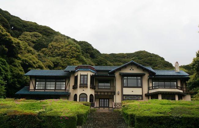 前々から訪ねてみたいと思っていた鎌倉文学館（旧前田侯爵別邸）を見学する機会がありました。<br /><br />前田侯爵別邸は1890年頃前田利嗣が鎌倉別邸として建てられましたが、1910年（明治43）火災により大きな損傷を受けました。その後1930年（昭和11）に前田利為が全面的に洋豫風建築に改修しました。渡辺栄治が設計、竹中工務店が施工しました。<br /><br />現在、国の登録有形文化財となっています。建物は３階建てですが、３階部分は未公開です。