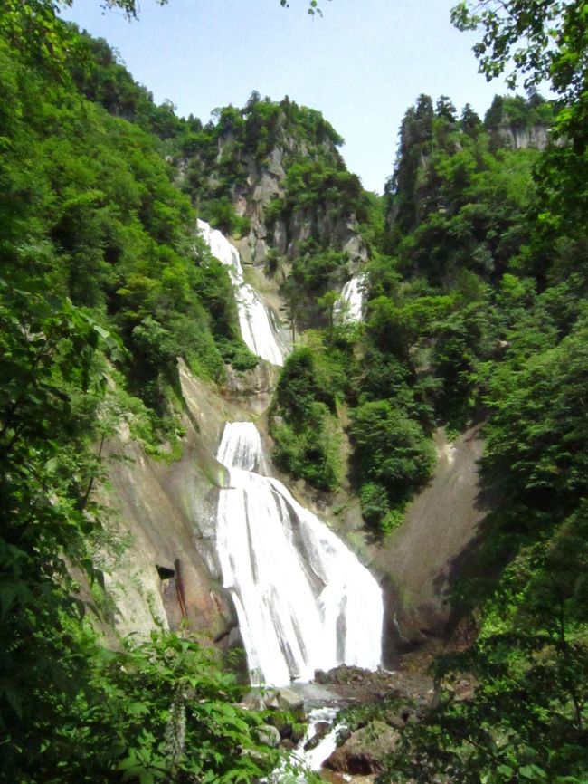 久しぶりに、北海道東川町の『羽衣の滝』を見に行きました。<br />『羽衣の滝』は、『日本の滝百選』にも選ばれている、<br />落差２７０ｍもある、天女の羽衣のような、美しい滝です。<br />森林浴を楽しんで、リフレッシュしてきました！
