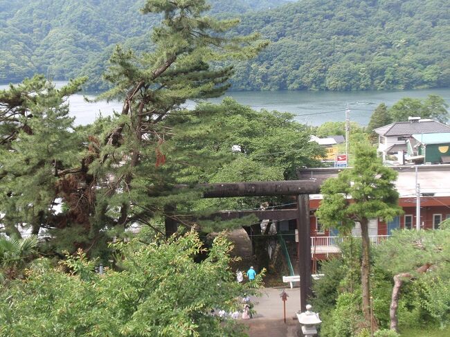 東京都を抜けて、いよいよ神奈川県北部を西進する。山間部であり、かつ相模湖に近い河岸段丘に栄えた街道の宿はそれぞれに小さな宿であった。しかし相模湖からは相模川を下れば太平洋（東海道の平塚市。相模湾）に繋がり、生活を支えてきたようだ。<br /><br />与瀬宿、吉野宿、関野宿を経て上野原宿へ。