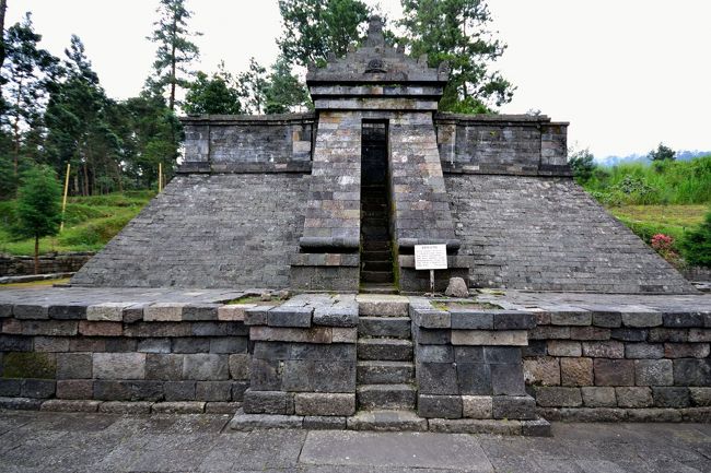 ジョグジャカルタの観光。山岳部のマヤ遺跡に似た遺跡が印象に残りました。　現在も使われています