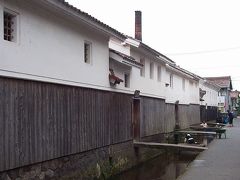 小雨に煙る朝の倉吉・白壁土蔵もしっとりしててイイ感じ！