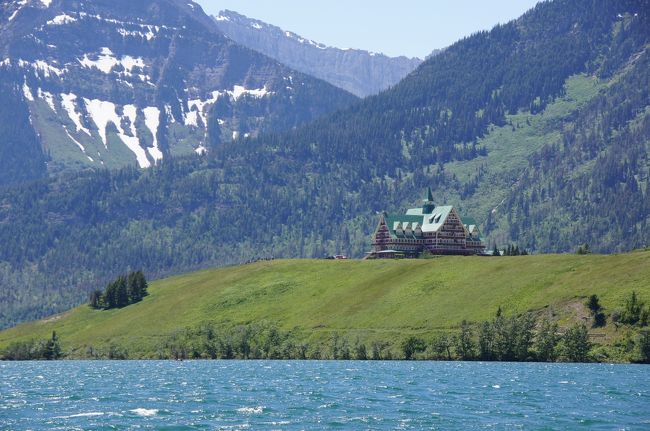 今回の世界遺産を訪れる旅は、カナダのカルガリーを起点として周囲に３つあるスポットを５日間かけて巡るというものなのですが、この旅行記ではその中の一つ、ウォータートン・グレイシャー国際平和公園を紹介します。<br />公園名を１つの名前で書いてありますが、ここは世界初（１９３２年）の国際平和公園（カナダとアメリカ）となっていて、カナダ側は「ウォータートン・レイクス国立公園」、アメリカ側は「グレイシャー国立公園」と２つの国立公園から成り立っています。<br />この旅では、２日目と３日目を使って、２つの国立公園を巡りました。カルガリーを起点としたので、別のスポット（ヘッド・スマッシュト・イン・バッファロー・ジャンプ：バッファロー狩りの断崖）を２日目の午前中に観光した後に一路南下。まずカナダ側のウォータートン・レイクス国立公園へと入り、半日楽しんだ後で公園内の道を通って国境を超え、アメリカ側のグレイシャー国立公園へと入りました。２日目の夜をイースト・グレイシャーという公園の外にある小さな町で過ごした後、翌３日目にグレイシャー国立公園の主な見どころを見て回った、という流れとなります。３日目の夜（と言っても、まだまだ昼間のように明るいうちに）には公園を発ち、再び国境を越えてカナダへと入り、３つ目のスポットへと向かいました。<br />７月に入ったということで、観光のベストシーズンに入っていた（はず）のですが、なんとグレイシャー国立公園内を横断する「ゴーイング・トゥ・ザ・サン・ロード」は途中雪のため通行止めとなっていて、すべての見どころを巡ることができなかったのが残念でした。７月の中旬であれば、通行可能になる、ということでしたので、旅行を計画される方は参考にしてください。<br /><br />