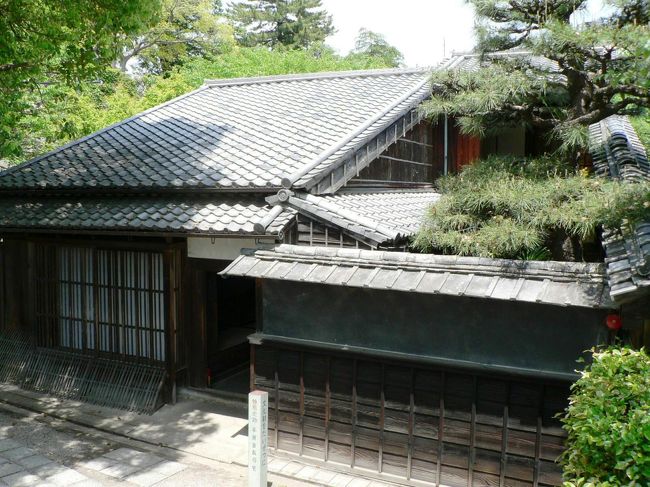 松阪の本居宣長旧宅は、３０年ぶりの訪問だった。江戸時代の国学者本居宣長（もとおり のりなが、１７３０−１８０１年）が１２歳から７２歳で亡くなるまで暮らした家で２階の書斎を鈴屋（すずのや）と名づけた。１９０９年に保存のために松坂城跡地に移築され、本居宣長記念館によって管理されている。本居宣長は京都へ遊学した際王朝文化への憧れを強め医師を開業しながら『源氏物語』『日本書紀』『古事記』などの研究をし賀茂真淵（かも の まぶち、１６９７−１７６９）に手紙で教えを乞うた。１７６３年伊勢神宮参宮のために松阪を来訪した真淵と旅籠・新上屋（しんじょうや）で面会し、古事記の注釈について指導を願い入門を懇願した。<br />この真淵との出会いは、宣長が１７９５年から１８１２年まで書き綴った随筆集・玉勝間（たまかつま）記され、「松阪の一夜」として昭和の小学校の国語教科書に掲載されたことで本居宣長を知る中高年は多く、本居宣長旧宅を訪問する人は多い。<br />本居宣長記念館近くには本居宣長ノ宮がある。１８７１年、山室山奥墓（本居宣長の墓）の横に祠を建て祀ったのが創祀で山室山神社と称したが１９３１年に本居神社と改称し１９９５年には本居宣長ノ宮と改称している。国学者本居宣長を祀り学問の神さまとして信仰され受験シーズンには大勢の人が訪れ賑わうとのことだ。また、本居宣長旧宅の家屋は松坂城跡地に移築されているが、本居宣長旧宅の宅地跡・庭跡も大切に保存されている。本居宣長が松阪が輩出した松阪の誇る人物であることがよくわかる。<br />（写真は松坂城跡地に移築された本居宣長旧宅周辺の光景）<br />