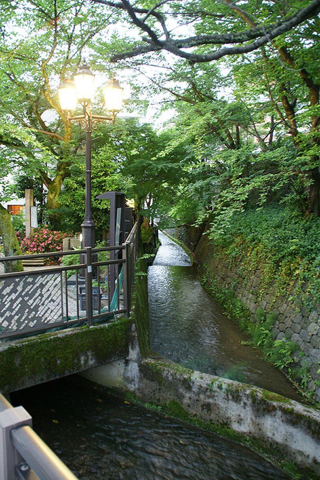 今年に入って、気づけば、石川県内を、少しずつではありますが、加賀・小松・そして金沢と3都市訪問する事が出来ました。今まで、何度か来た事のある金沢だったのですが、敢えて観光地を避けて、香林坊周辺の街中を軽く歩いてみました。<br /><br />1日目…ちょい旅～2011 福井・南越前町編～→ちょい旅～2011 石川・加賀市内編～→(夕)金沢市内(泊)<br />2日目…(朝)香林坊→にし茶屋街→(昼)JR金沢駅界隈→(夕)福井市内(泊)<br />3日目…(朝)福井市内→(昼)大阪<br /><br />*県別県庁所在地都市巡り～石川編～<br />