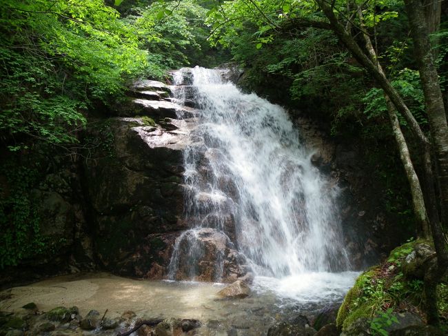 木曽路旅行の最終日、この日は午前中に観光をして昼過ぎには帰路に着く予定でした。<br />妻籠か馬籠のどちらかの宿場町を散策しようと迷ったのですが、何となく馬籠宿に行くことに決定！<br />馬籠に行く前に、その二つの宿場のちょうど中間辺りにある『男滝・女滝（おだき・めだき）』に立ち寄ることにしました。<br /><br />ダイジェスト版はこちら→http://4travel.jp/traveler/joecool/album/10573062/