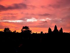 カンボジア・クメール文化を訪ねて・・・朝焼けのアンコール・ワット
