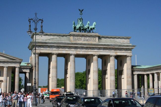 今年の旅行はユーラシア旅行社の「東部ドイツと中欧珠玉の街々を訪ねて」に参加しました。<br />初めての中欧、音楽三昧で楽しかったです！<br />（日付の前に★のついた日がこの旅行記該当日です。）<br /><br /><br />5/9　ウィーン経由でドイツの首都ベルリンへ【 ベルリン 泊 】<br /><br />★5/10　ベルリン滞在 <br />■午前、ベルリン市内観光。「ウンターデンリンデン通り」、ヘレニズム文化の宝庫「博物館島」にある『ペルガモン博物館』へご案内します。また「ベルリンの壁」をご覧頂きます。 <br />□午後、自由時間。 【 ベルリン 泊 】 <br /><br />★5/11　ベルリン ・ポツダム・マイセン・ドレスデン <br />■朝食後、古都ポツダム観光。ロココ様式の夢の城「サンスーシー宮殿」とポツダム会談で名高い『ツェツィーリエンホフ宮殿』を訪ねます。 <br />■観光後、ヨーロッパ最古の陶磁器の里マイセンへ。『国立マイセン磁器工場』を見学します。 <br />■その後、ドレスデンへ。 【 ドレスデン 泊 】 <br /><br />★5/12　ドレスデン・プラハ<br />■午前、ドレスデン市内観光。マイセン磁器のタイルでできた「君主の行列壁画」、「ツヴィンガー宮殿」、『アルテ・マイスター絵画館』、町の象徴「フラウエン教会（聖母教会）」、エルベ河畔からドレスデン旧市街とフラウエン教会を望む場所へ。　 <br />■午後、チェコの首都、モルダウ川の両岸に華開いた百塔の街プラハへ。 <br />夕方　プラハ国立劇場でオペラ『椿姫』を鑑賞【プラハ泊】 <br /><br />5/13　プラハ滞在 <br />■午前、プラハ市内観光。「カレル橋」、「旧市街」、『プラハ城』、『聖ビート教会』にご案内。 <br />★昼食は、中華料理をお召し上がり下さい。 <br />□午後、エステート劇場でオペラ『魔笛』を鑑賞【プラハ泊】 <br /><br />5/14　プラハ・フルボカ城・ホラショヴィツェ・チェスケー・ブジェヨヴィツェ・チェスキー・クルムロフ <br />■朝食後、チェスキー・クルムロフへ向かいます。 <br />■途中、イギリス風の外観が美しい『フルボカ城』と素朴で美しい装飾が施された家々が並ぶ?農村バロックの真珠?ホラショヴィツェを訪れます。 <br />■また、真四角の広大な「プジェミスル・オタカル２世広場」を中心に、ゴシック、バロックの建築が立ち並ぶチェスケー・ブジェヨヴィツェの旧市街を散策します。 【 チェスキー・クルムロフ 泊 】 <br /><br />5/15　チェスキー・クルムロフ・ウィーン <br />■午前、モルダウ川の流れに包まれた中世の町チェスキー・クルムロフ市内観光。『チェスキー・クルムロフ城』へ■午後、ハプスブルク家の王都ウィーンへ。 【 ウィーン泊 】<br /><br />5/16　ウィーン滞在<br />■午前、ウィーン市内観光。ハプスブルク家夏の離宮、『シェーンブルン宮殿』、『聖シュテファン寺院』、「オペラ座」、「ホーフブルク宮」、「市立公園」に御案内します。 <br />□午後、自由時間。 <br />夜、オペラ座にてオペラ『蝶々夫人』を鑑賞。【 ウィーン泊 】 <br /><br />5/17　ウィーン→エステルゴム→ヴィシェグラード→センテンドレ→ブダペスト<br />■朝食後、?ドナウの真珠?ブダペストへ向かいます。 <br />■途中、ドナウベンド地方の観光。エステルゴムでは『大聖堂』、ヴィシェグラードでは『要塞跡』、センテンドレではハンガリーを代表する陶芸作家『コヴァーチ・マルギット美術館』へ。<br />★昼食は、グヤーシュ（ハンガリー風シチュー）をお召し上がり下さい。 <br />★夜、ドナウ河ディナークルーズへご案内します。ライトアップされた街並みを眺めながらお食事をお楽しみ下さい。【 ブダペスト泊】 <br /><br />5/18　ブダペスト滞在<br />■午前、ブダペスト市内観光。『漁夫の砦』、『聖イシュトヴァーン大聖堂』、「英雄広場」へ。 <br />□午後、自由時間。【ブダペスト泊】<br /><br />5/19　朝、空路、ウィーン内乗り継ぎ、帰国の途へ。 【 機中泊 】 <br /><br />5/20　成田空港 ■午前、成田空港到着。通関後、解散。 